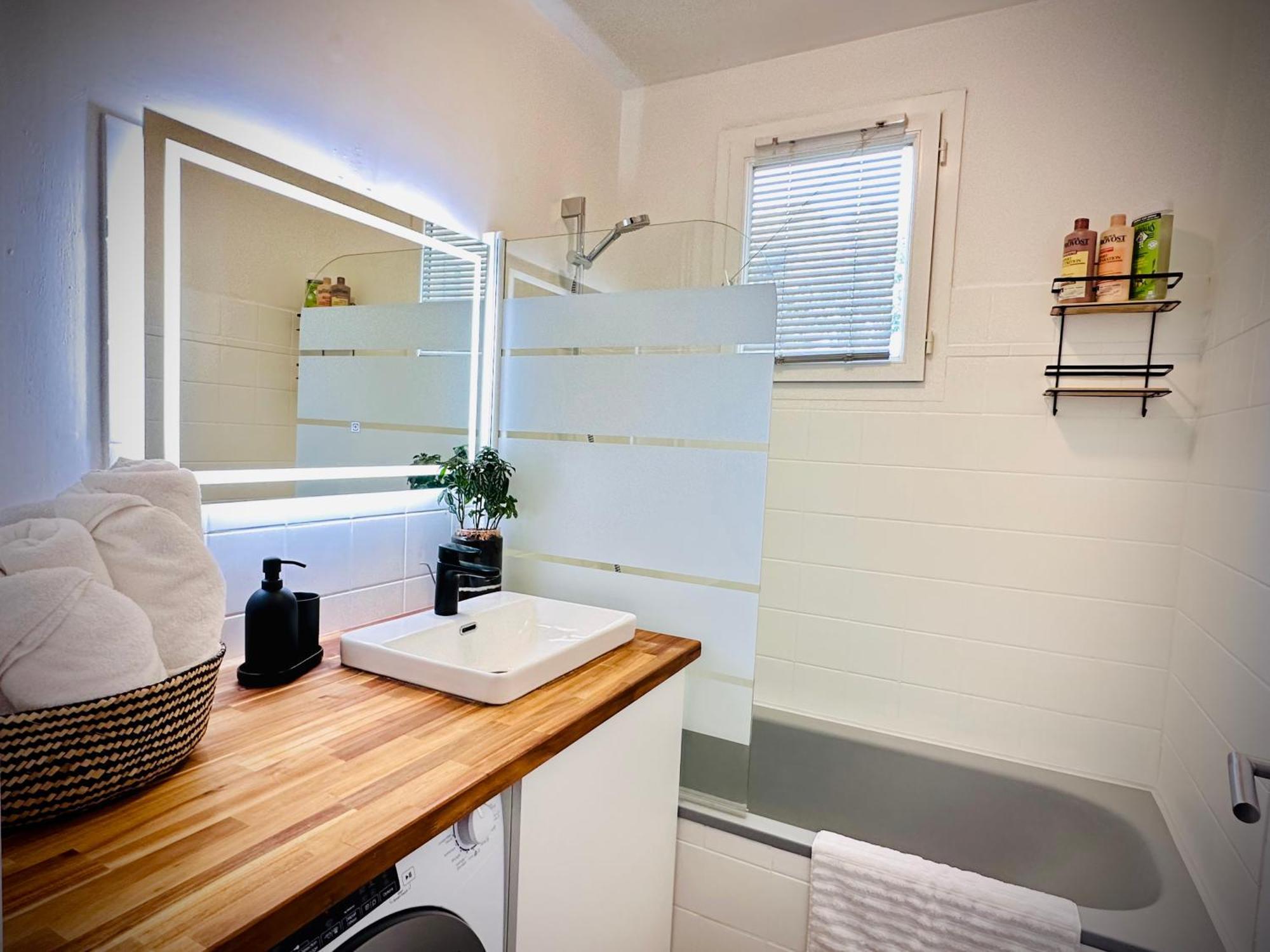 אביניון Apartment 40M2-Air Conditioning-Elevator-Underground Parking-Self Checkin! Appart Climatise 40M2-Ascenseur-Parking Souterrain -Arrivee Autonome מראה חיצוני תמונה